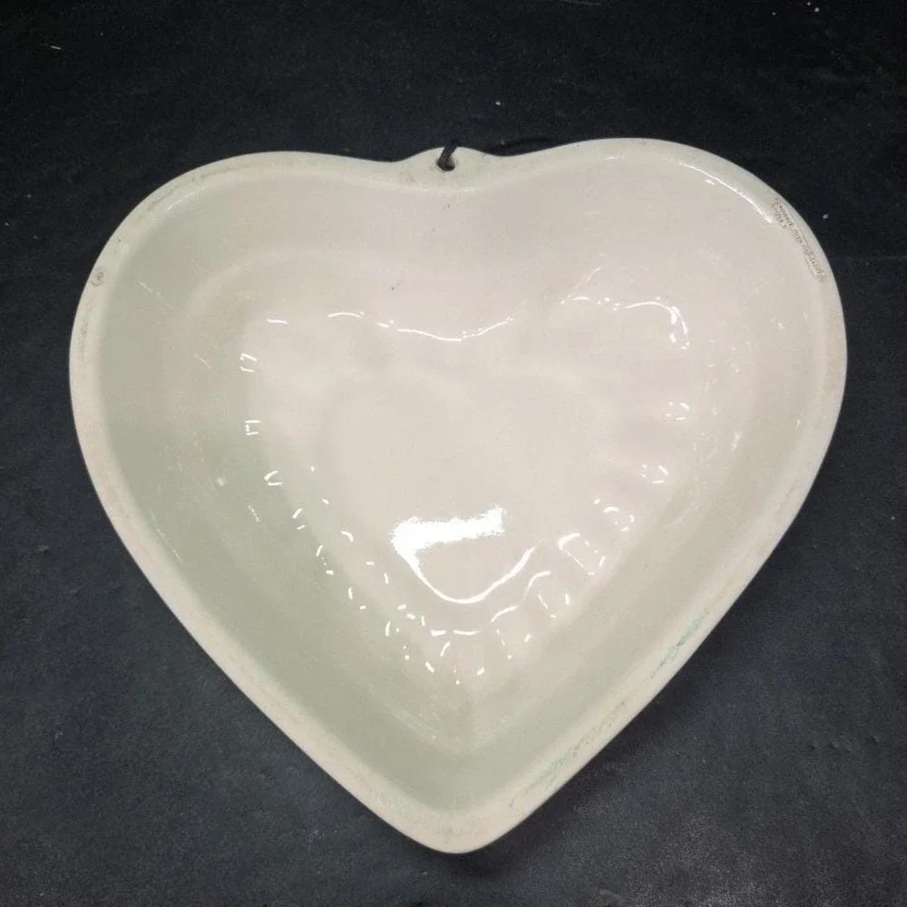 Hartstone Ceramic Heart Shaped Wall‎ Art, Vintage Speckled Puff Sponge Design